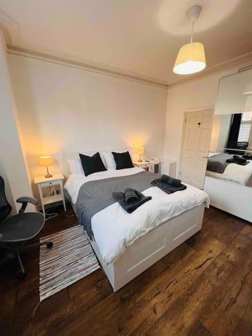 Lovely 2 Bedroom Ground Floor Flat With Garden. Londen Buitenkant foto