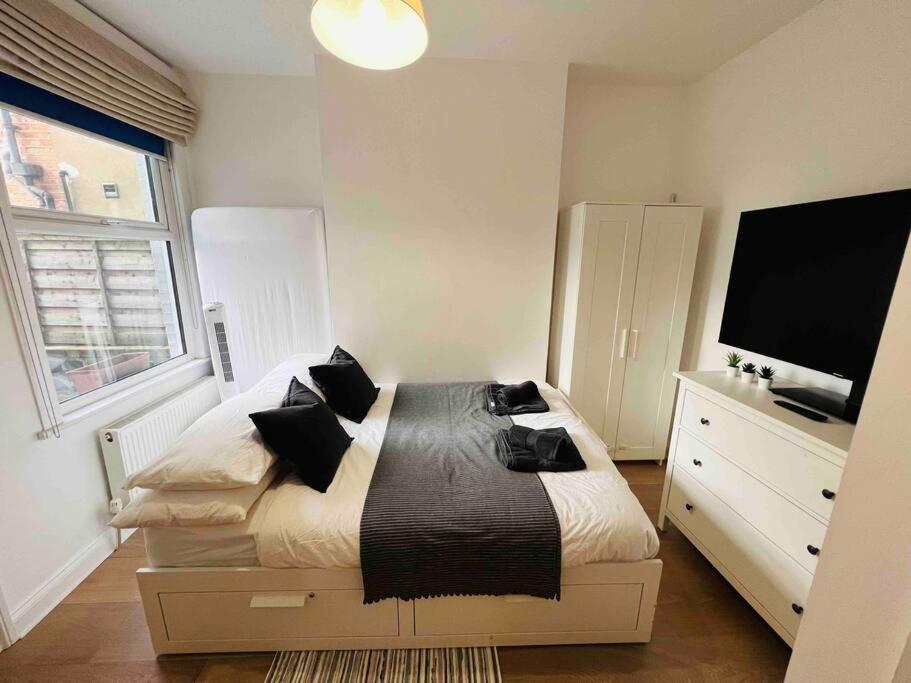 Lovely 2 Bedroom Ground Floor Flat With Garden. Londen Buitenkant foto