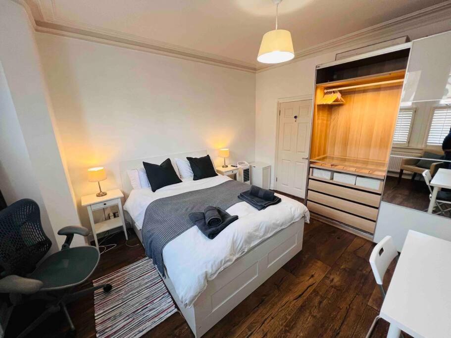 Lovely 2 Bedroom Ground Floor Flat With Garden. Londen Buitenkant foto
