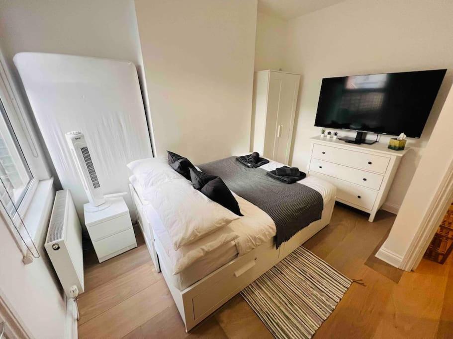 Lovely 2 Bedroom Ground Floor Flat With Garden. Londen Buitenkant foto