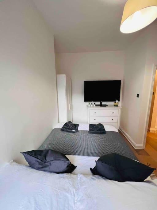 Lovely 2 Bedroom Ground Floor Flat With Garden. Londen Buitenkant foto