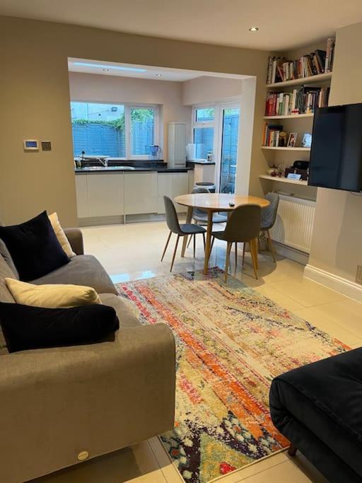 Lovely 2 Bedroom Ground Floor Flat With Garden. Londen Buitenkant foto