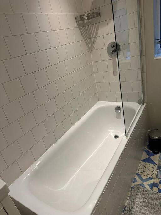 Lovely 2 Bedroom Ground Floor Flat With Garden. Londen Buitenkant foto