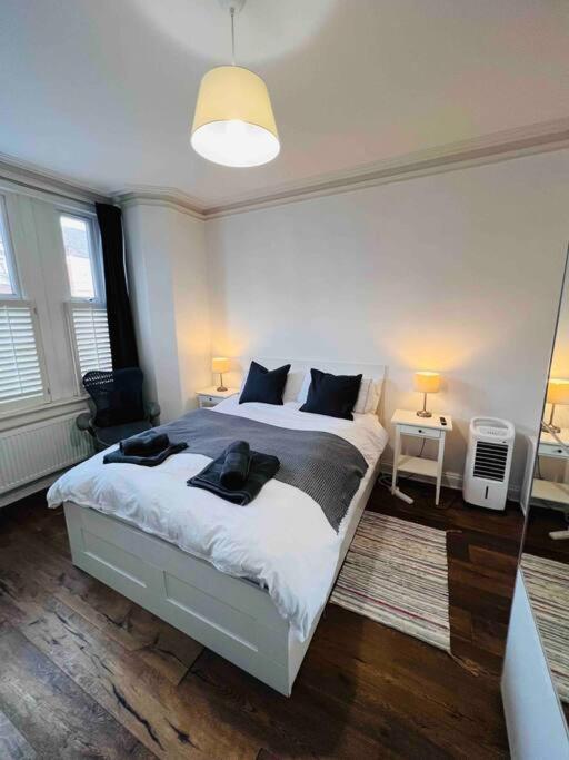 Lovely 2 Bedroom Ground Floor Flat With Garden. Londen Buitenkant foto