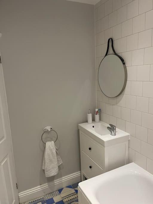 Lovely 2 Bedroom Ground Floor Flat With Garden. Londen Buitenkant foto