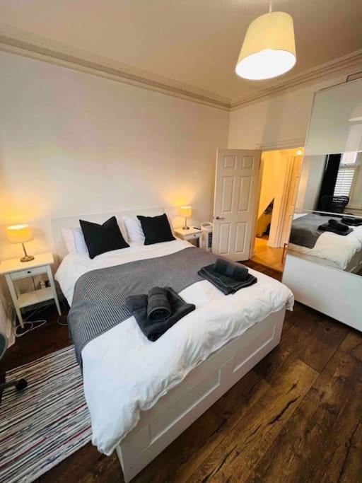 Lovely 2 Bedroom Ground Floor Flat With Garden. Londen Buitenkant foto