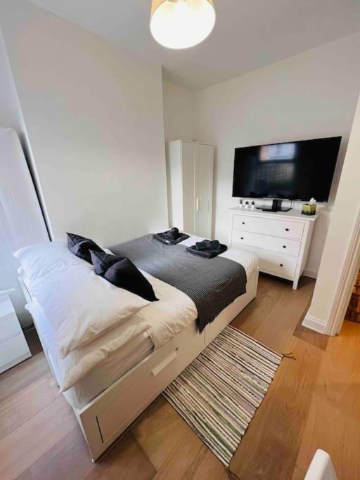Lovely 2 Bedroom Ground Floor Flat With Garden. Londen Buitenkant foto