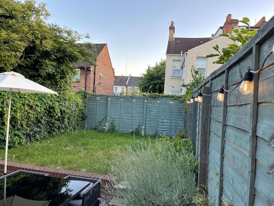 Lovely 2 Bedroom Ground Floor Flat With Garden. Londen Buitenkant foto