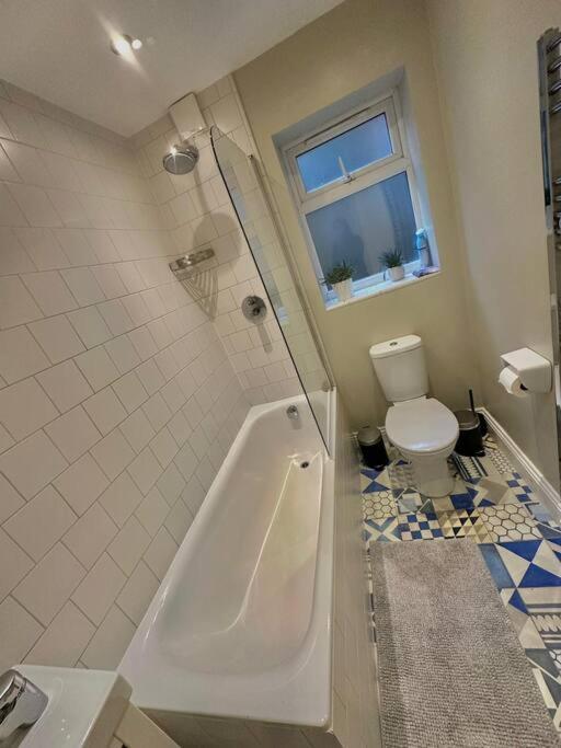 Lovely 2 Bedroom Ground Floor Flat With Garden. Londen Buitenkant foto