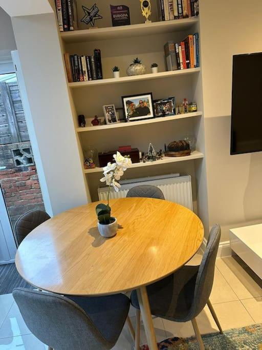 Lovely 2 Bedroom Ground Floor Flat With Garden. Londen Buitenkant foto