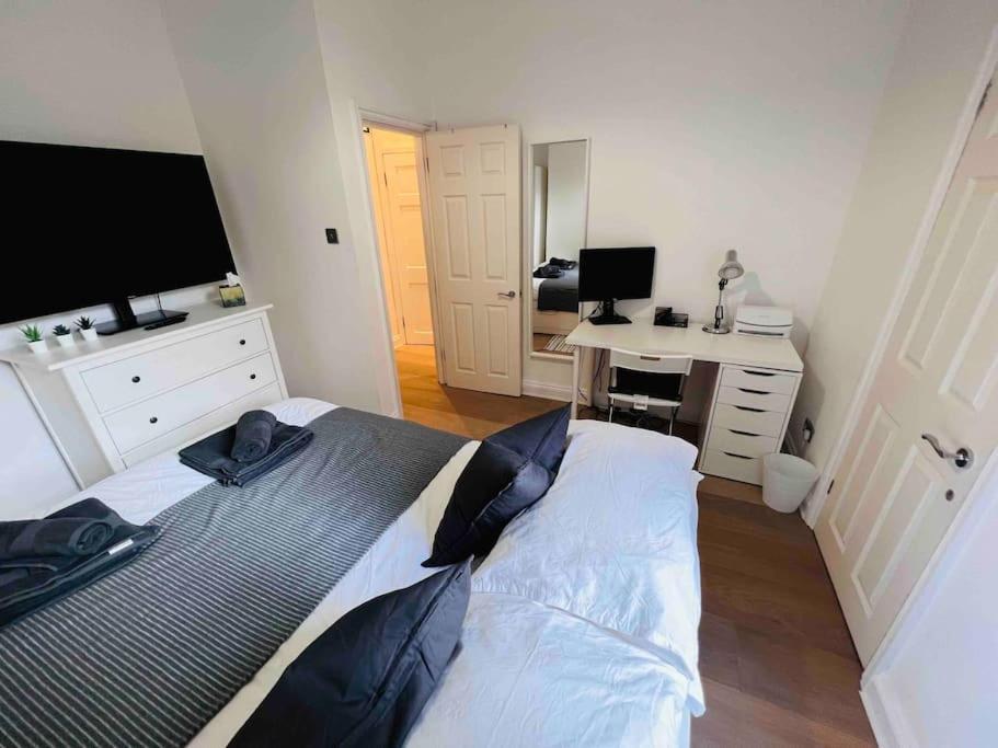 Lovely 2 Bedroom Ground Floor Flat With Garden. Londen Buitenkant foto