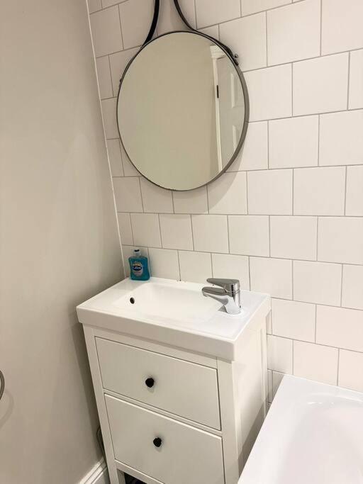 Lovely 2 Bedroom Ground Floor Flat With Garden. Londen Buitenkant foto
