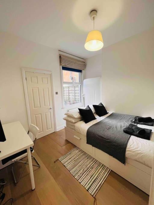 Lovely 2 Bedroom Ground Floor Flat With Garden. Londen Buitenkant foto