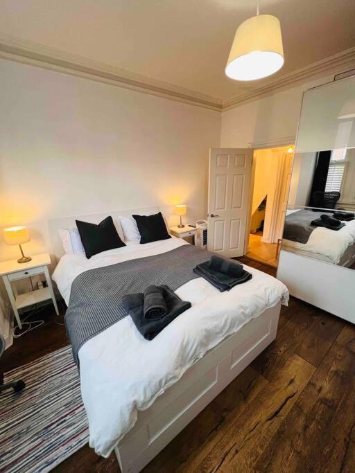 Lovely 2 Bedroom Ground Floor Flat With Garden. Londen Buitenkant foto