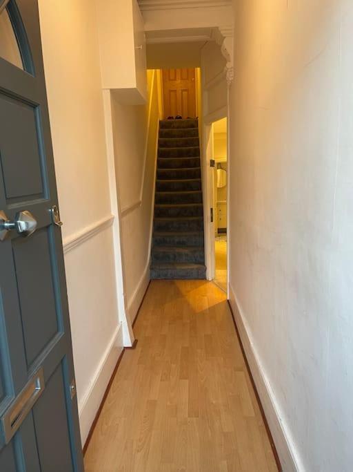 Lovely 2 Bedroom Ground Floor Flat With Garden. Londen Buitenkant foto
