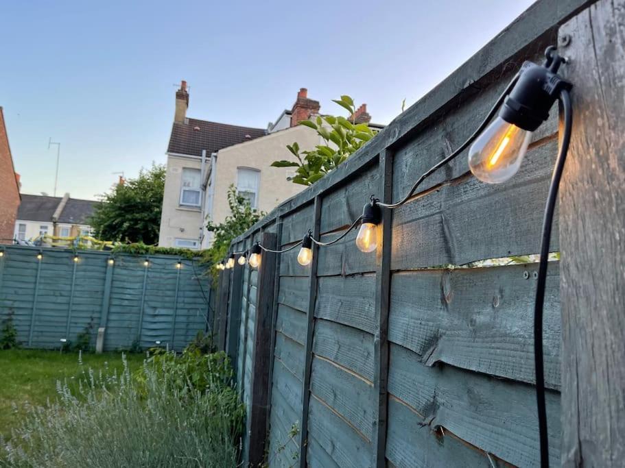 Lovely 2 Bedroom Ground Floor Flat With Garden. Londen Buitenkant foto